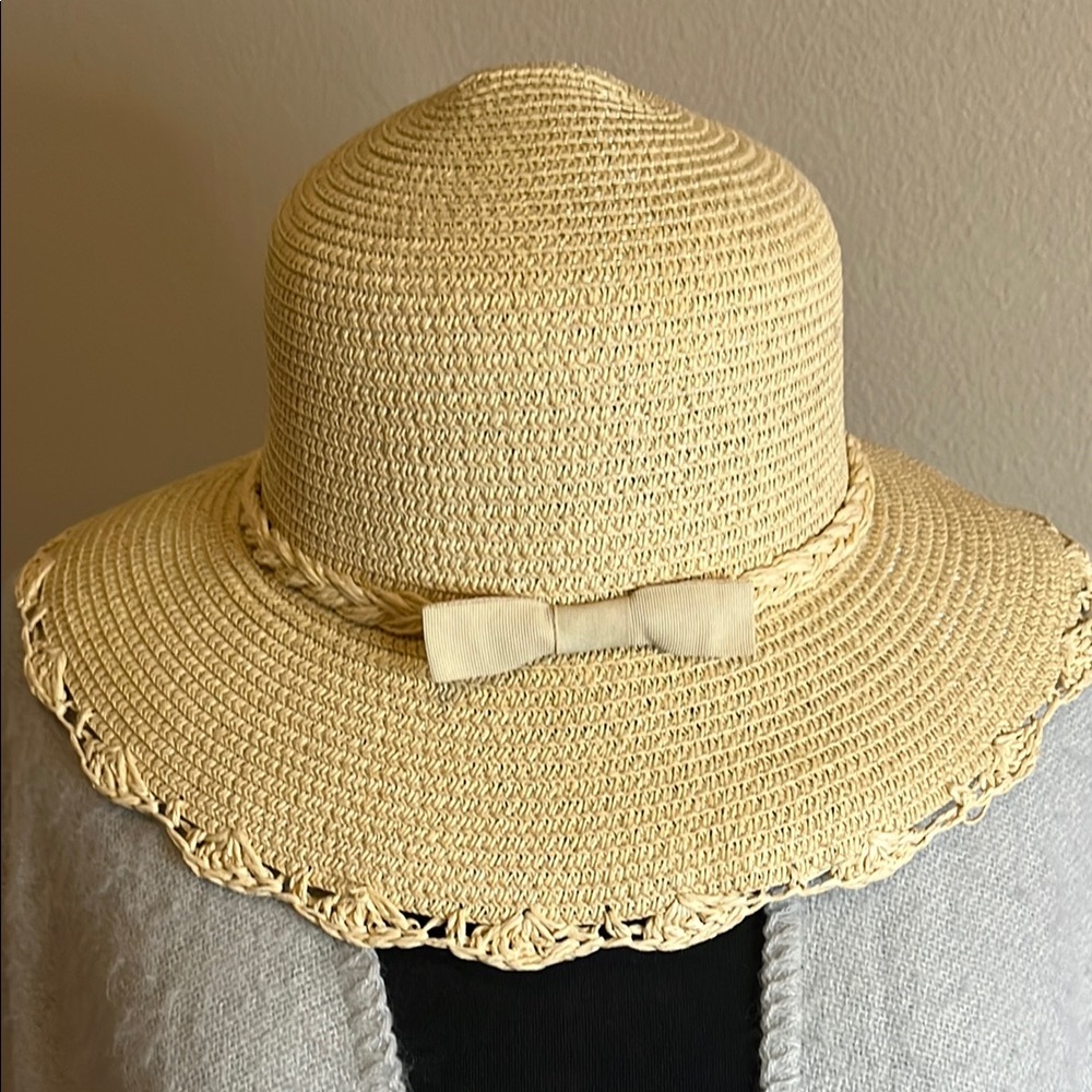 NWT Elegant Crochet trimmed Sun Hat